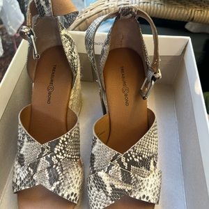 Natural snake faux leather-summer shoes. Size 6.5, Medium Width, barely worn.